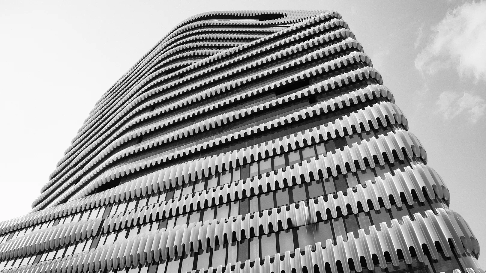 Aussenansicht der RKM 740 Facharztklinik Düsseldorf mit markanter moderner Architektur