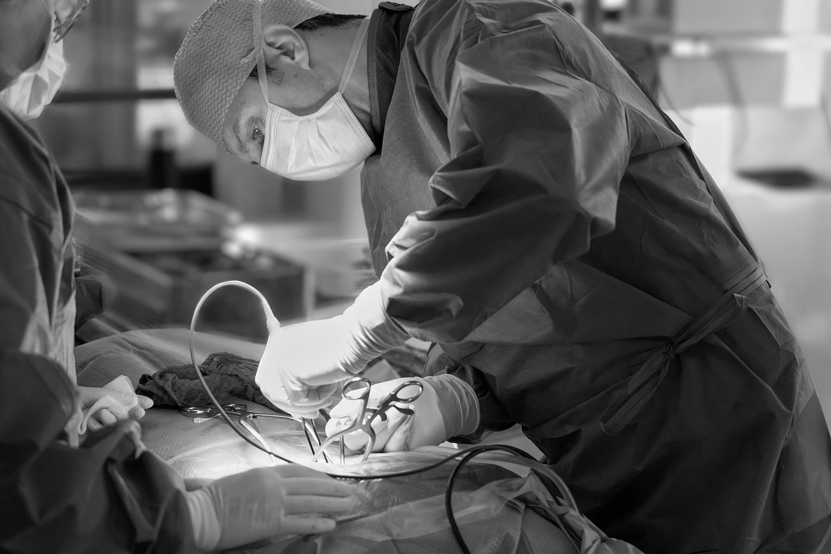Dr. med. Elias Lemonas bei einer Wirbelsäulenoperation Dr. med. Elias Lemonas bei einem wirbelsäulenchirurgischen Eingriff der RKM 740 Neurochirurgie in Düsseldorf
