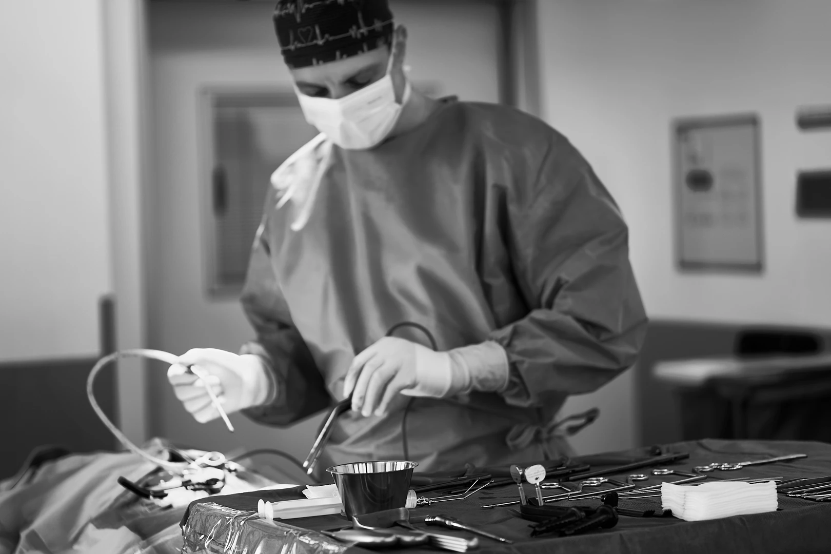Dr. med. Elias Lemonas während einer Wirbelsäulenoperation in der RKM 740 Neurochirurgie in Düsseldorf