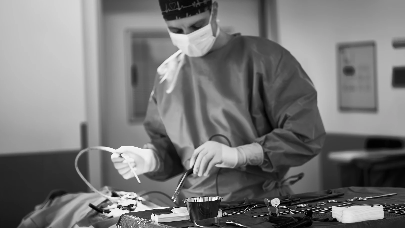 Dr. med. Elias Lemonas während einer Wirbelsäulenoperation in der RKM 740 Neurochirurgie in Düsseldorf