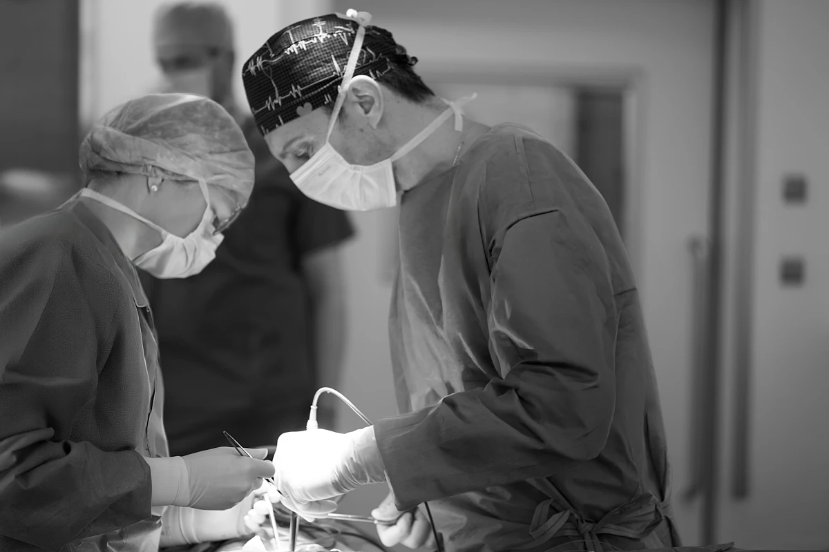 Dr. med. Elias Lemonas und OP-Fachschwester Simone Hölscher bei einer Wirbelsäulenoperation in der RKM 740 Neurochirurgie in Düsseldorf