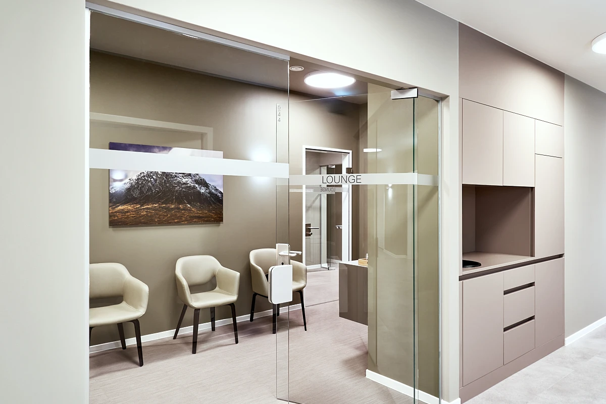 Lounge der RKM 740 Facharztklinik in Düsseldorf mit Sitzbereich, Kunst und integrierter Teeküche