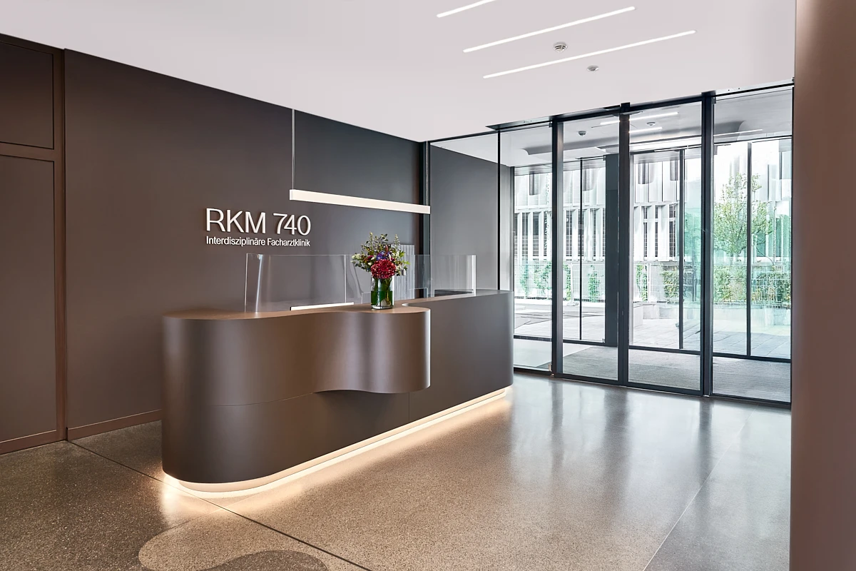Empfang der RKM 740 Facharztklinik in Düsseldorf, dem Operationsstandort von Dr. med. Elias Lemonas