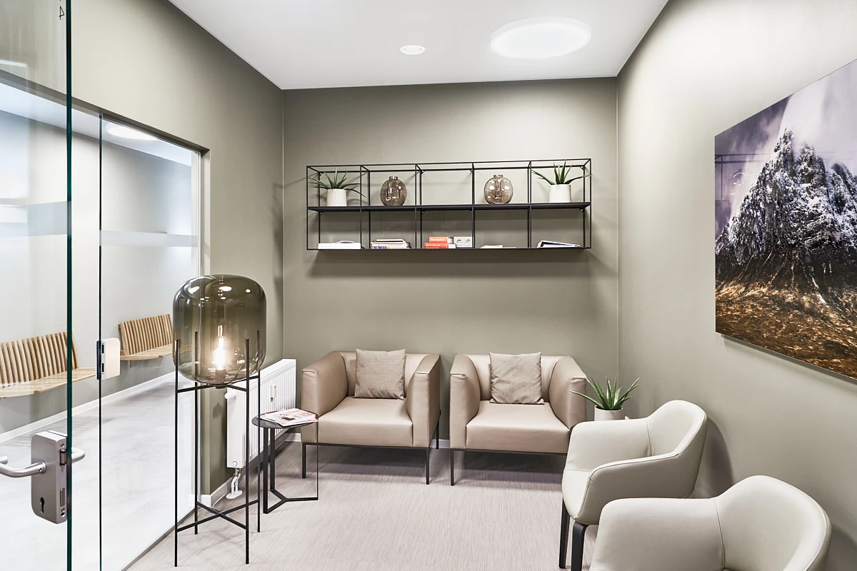 Sitzbereich der Lounge in der RKM 740 Facharztklinik in Düsseldorf mit Sesseln, Kunst und ruhiger Beleuchtung