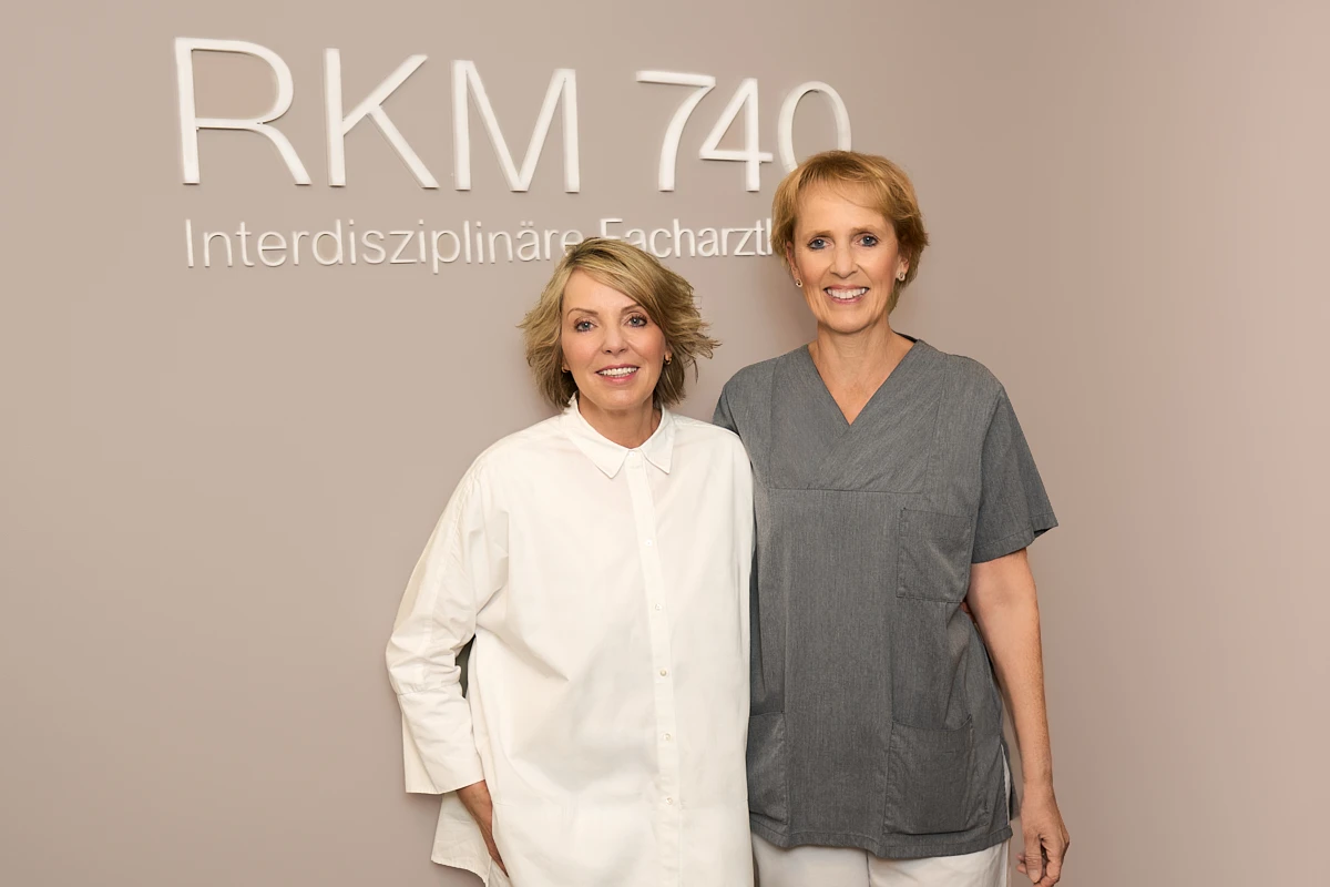 Klinikmanagement der RKM 740 Facharztklinik in Düsseldorf vor dem Klinikschriftzug