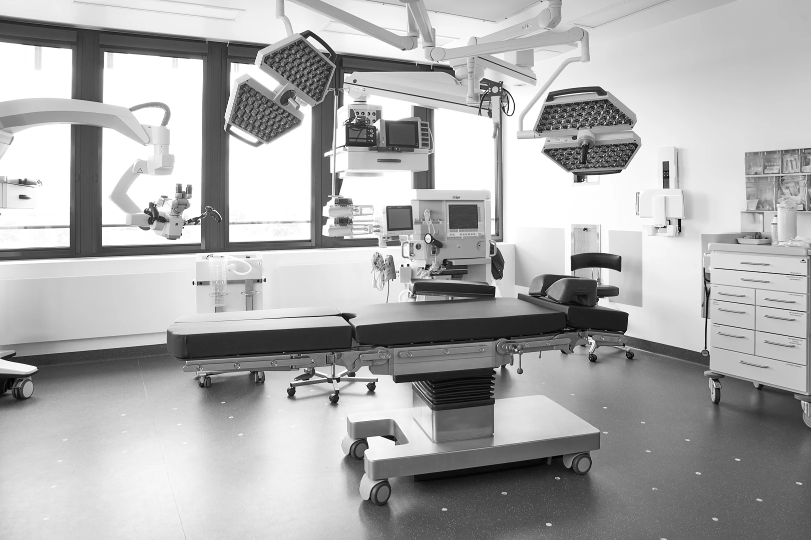 OP-Saal der RKM 740 Facharztklinik in Düsseldorf für wirbelsäulen- und neurochirurgische Eingriffe