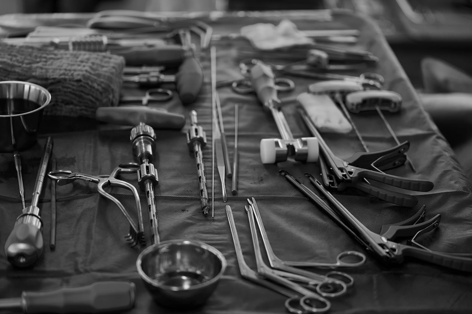 Vorbereitete OP-Instrumente für einen Eingriff an der Wirbelsäule in der RKM 740 Neurochirurgie in Düsseldorf