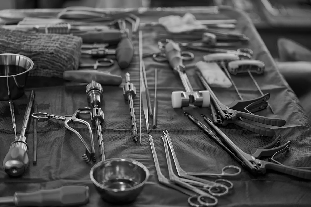 Vorbereitete OP-Instrumente für einen Eingriff an der Wirbelsäule in der RKM 740 Neurochirurgie in Düsseldorf
