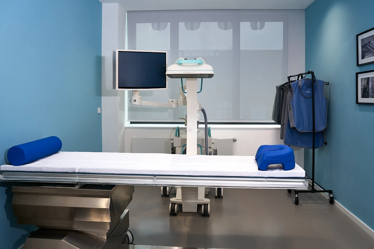 Röntgenraum der RKM 740 Wirbelsäulen- und Neurochirurgie in Düsseldorf mit Untersuchungsliege und Röntgengerät