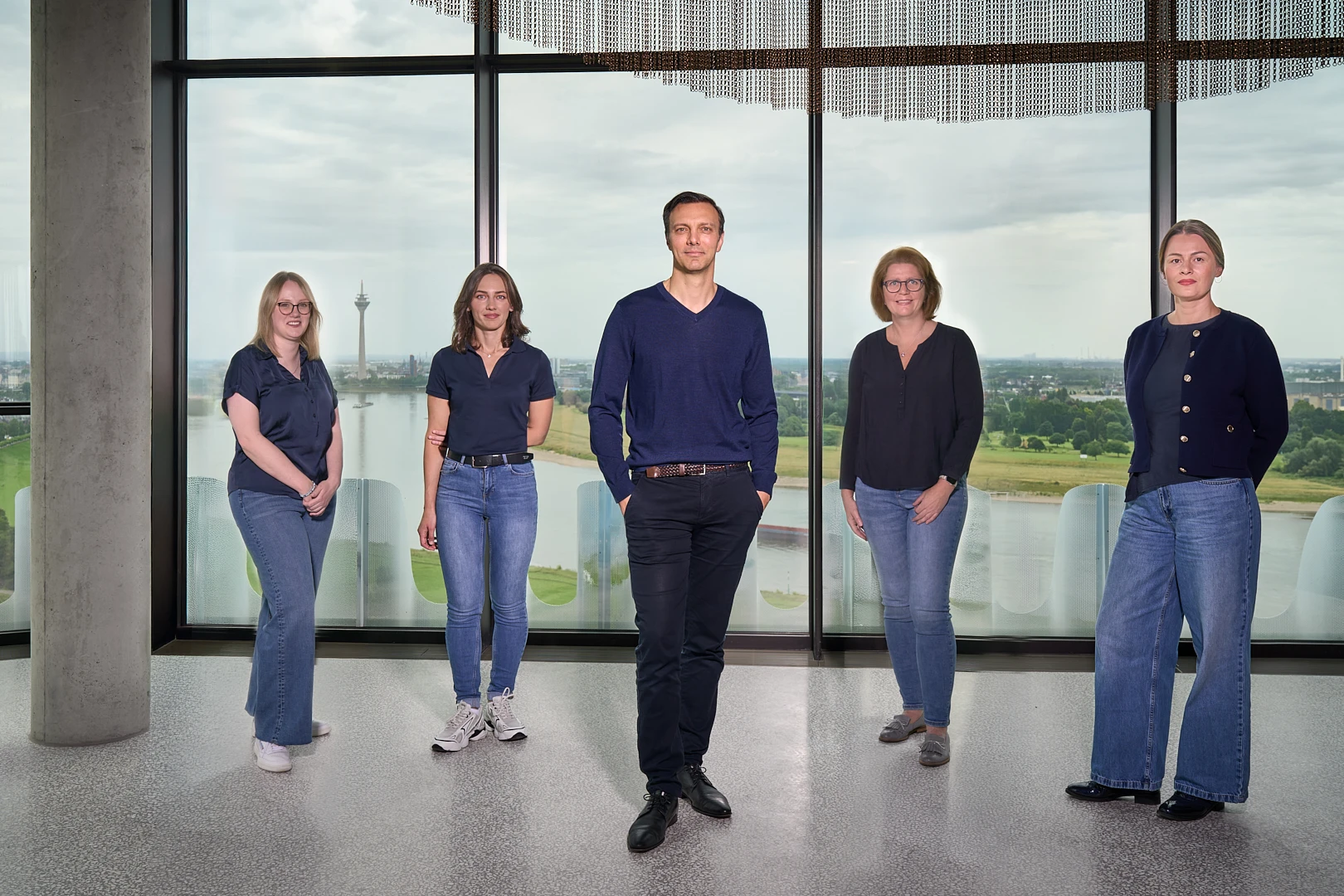 Team der RKM 740 Wirbelsäulen- und Neurochirurgie in Düsseldorf mit Dr. med. Elias Lemonas vor dem Rheinpanorama