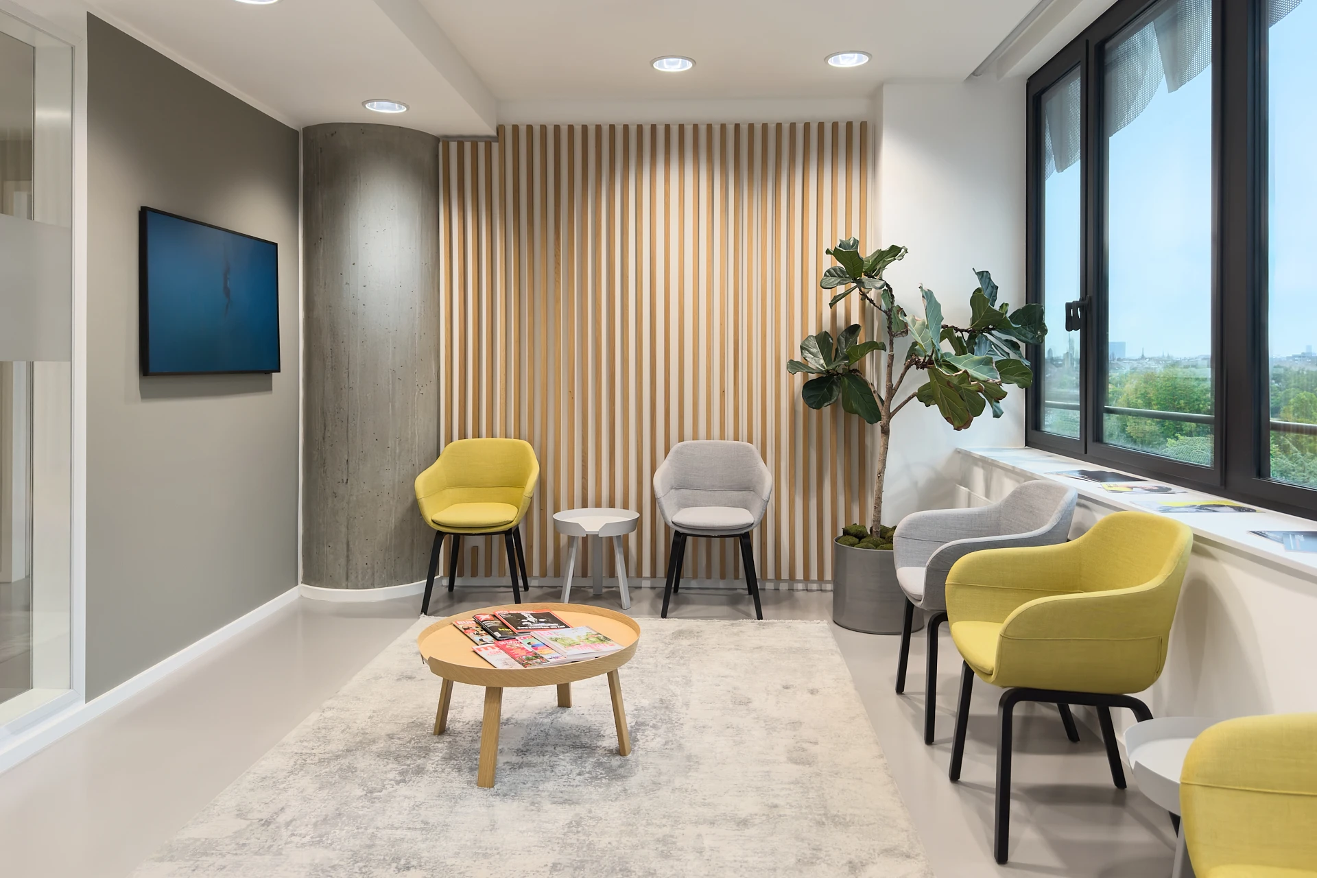 Wartebereich der RKM 740 Wirbelsäulen- und Neurochirurgie Wartebereich der RKM 740 Wirbelsäulen- und Neurochirurgie in Düsseldorf mit Sitzplätzen, Kunst und Blick über den Rhein