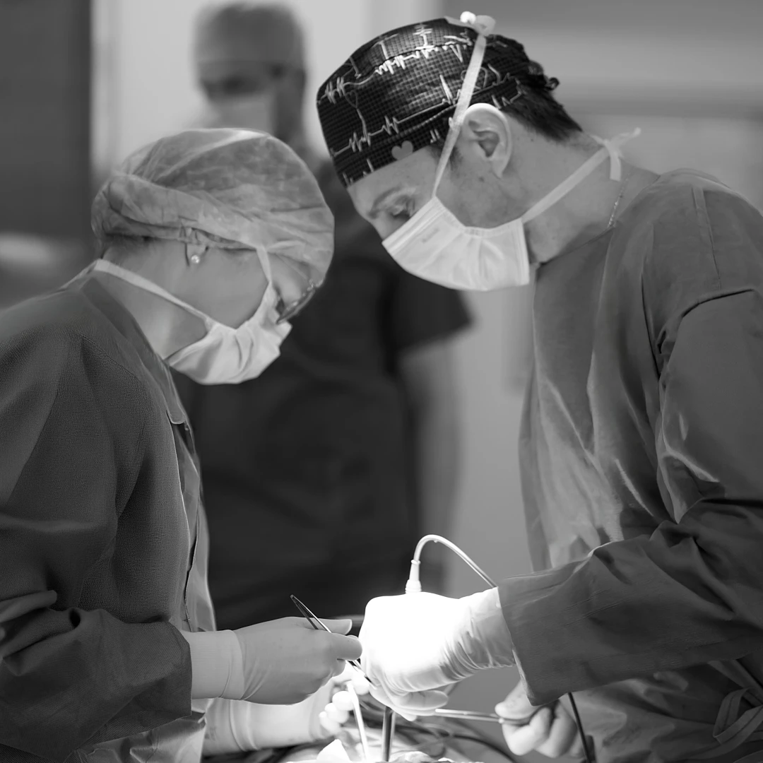 Dr. Elias Lemonas und OP-Fachschwester Simone Hölscher bei einem neurochirurgischen Eingriff