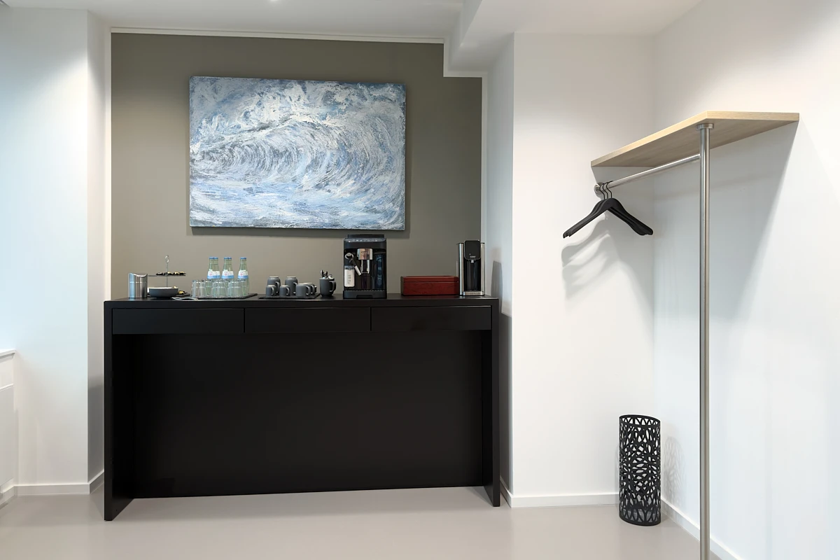 Getränkestation mit Kaffee, Wasser und Garderobe in der RKM 740 Wirbelsäulen- und Neurochirurgie