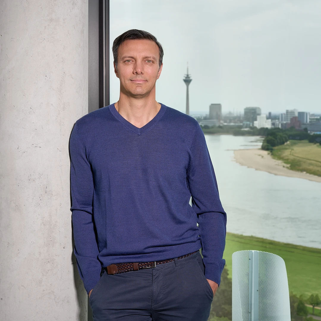 Dr. med. Elias Lemonas, Facharzt für Neurochirurgie der RKM 740 in Düsseldorf, vor dem Rheinpanorama