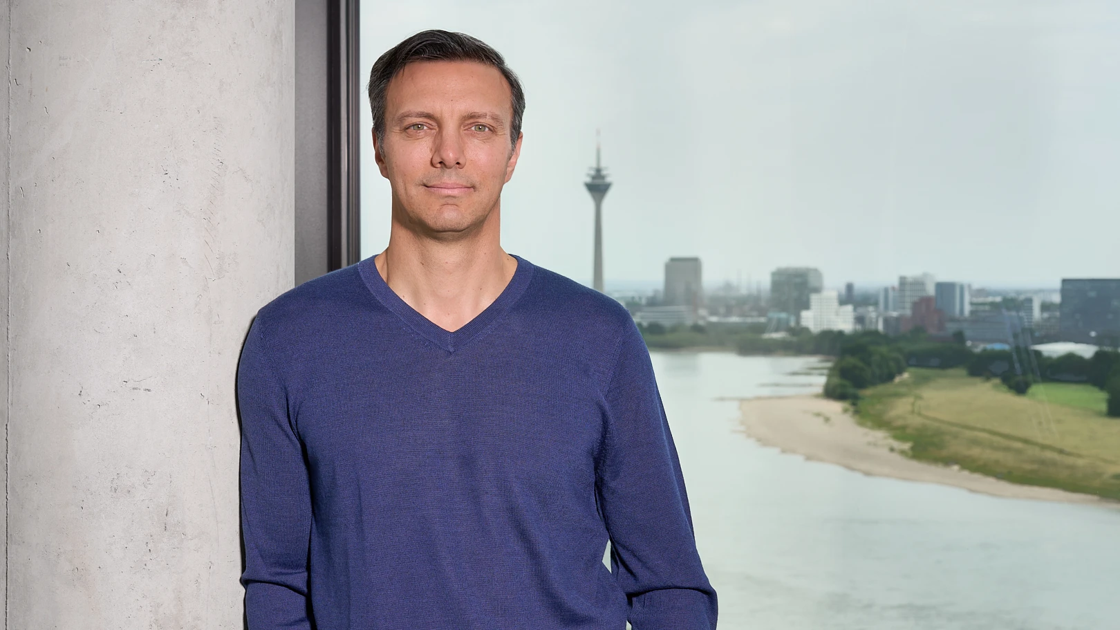 Dr. med. Elias Lemonas – Spinalkanalstenose Düsseldorf Dr. med. Elias Lemonas, Facharzt für Neurochirurgie, mit Blick auf den Rhein in Düsseldorf